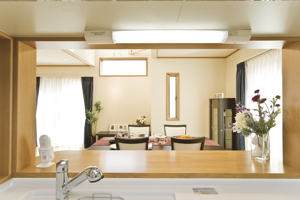 キッチンから見るダイニング